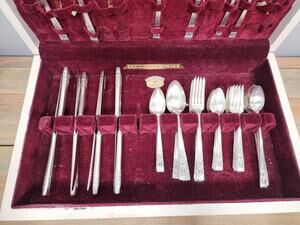 Oneida Community Coronation 62 Pc. Silver Plate silverware Chest Serves 8
